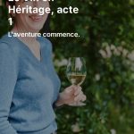 Sandrine Audegond, un verre de vin à la main, présente sa publication Le Vin en Héritage